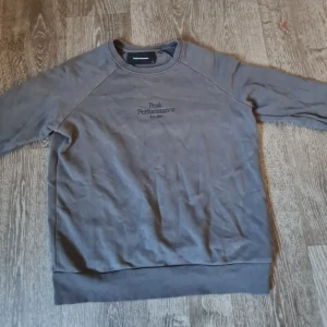 Peak performace sweatahirt storlek XS - En fin & grå damsweatshirt i storlek XS