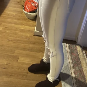 Vita jeans - Söta jeans , strl xs. Vet inte vart de kommer ifrån men är köpta på marieberg-gallerian för några år sedan. ❤️✨
