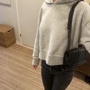 Väska - Fin väska som kan användas på många sätt. Aldrig använd själv, dock fick jag den av min kusin, men skicket är jättebra.