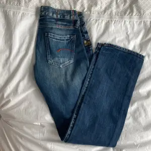 sjukt snygga lågmidjade g-star jeans som tyvärr är för små för mig.</3 perfekt skick, aldrig använda av mig. innebenslängd ca 80cm.  liten i storleken så jag skulle säga att de är en stl 32/34💘