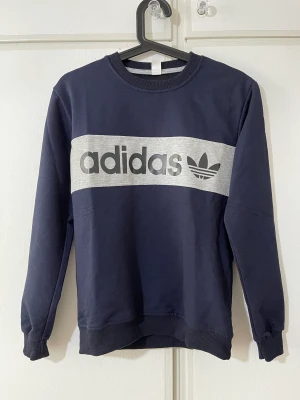 Adidas tröja barn  - Adidas tröja barn  Passar barn i storlek 152 Gott skick  