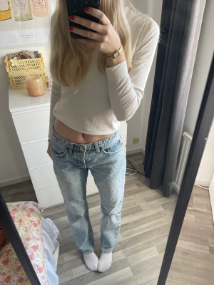Low rise straight jeans - Säljer dessa då de är precis lite förstora för mig som vanligtvis har 36, hänger dock snyggt på höfterna om man tycker om lite mer baggy jeans💖💖