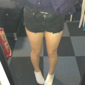 Jeans shorts  - Storlek 28/29, använd skick, booty shorts.