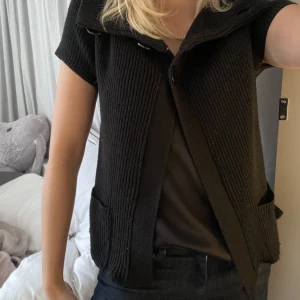 Kofta med knappar - Superfin liten kofta med knappar som gör att man kan ha den på tre olika sätt. Den har fickor och är stickad. Säljer för 120kr men pris går absolut att diskuteras vid snabb affär!!💕💞 köparen står för frakten!💕