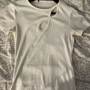 bikbok topp  - använt fåtal gånger, blir billigare i paketspris tillsammans med andra annonser på min plick 💕