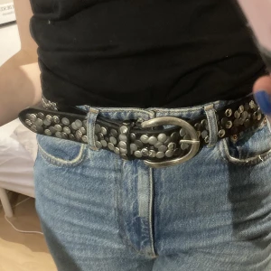 Skärp med nitar - Supersnyggt skärp med silvriga nitar