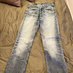 Levis 501 - Ett par blå Levis 501, ser lite grå ut på bilen men de är blå! Säljer eftersom de är för små. 