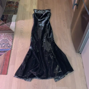 klänning - silvrig skimrande klänning perfekt till nyår eller typ bal men går också att klä ned med en tjocktröja eller skjorta över, den har en superfin mermaidform köpt second hand men tyvärr aldrig använd då den är lite för liten för mig