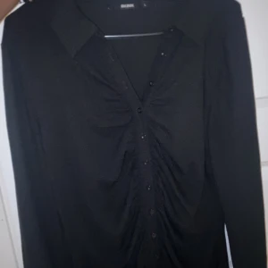 Klänningen  - En jättefin och bekväm svart klänning, kommer ner till lite under knät🖤