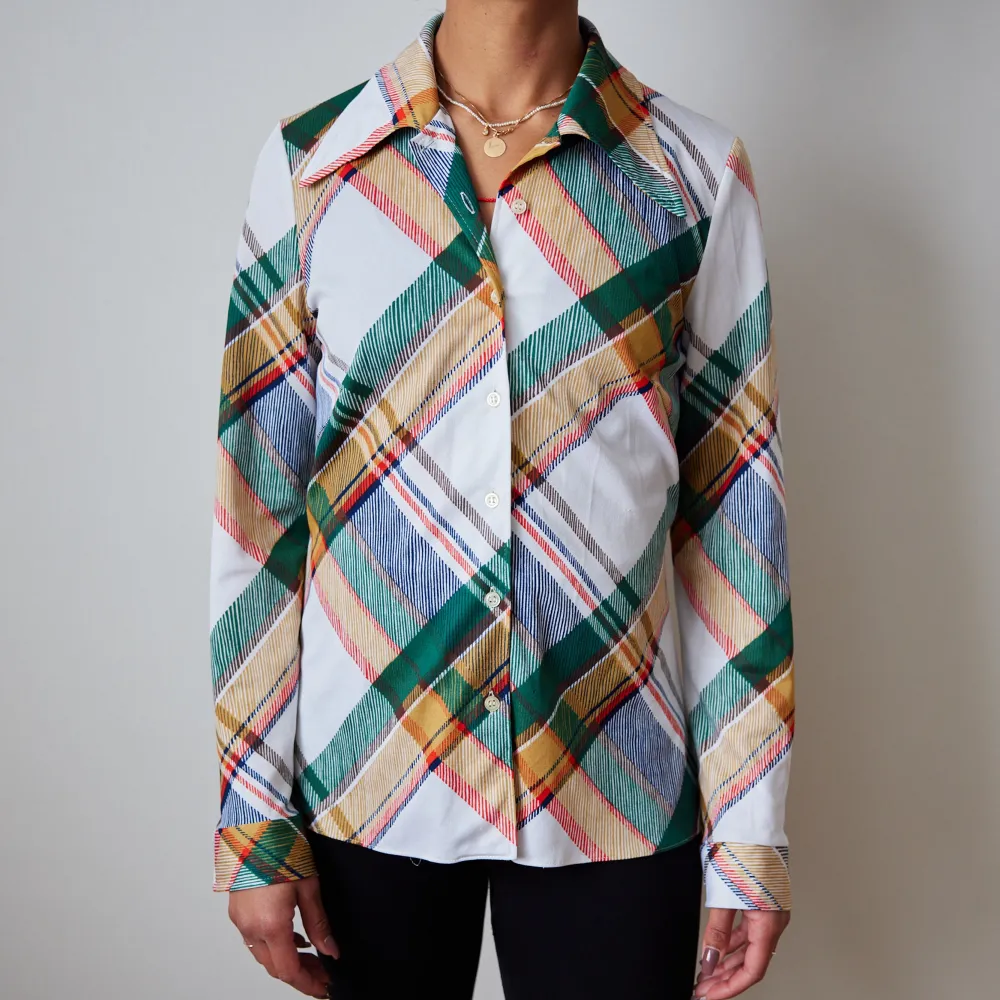 Rutig skjorta i 70tals stil, silkig polyester. Funkar på både M och S, stretchigt tyg. Blusar.