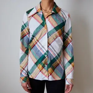 Rutig skjorta i 70tals stil, silkig polyester. Funkar på både M och S, stretchigt tyg