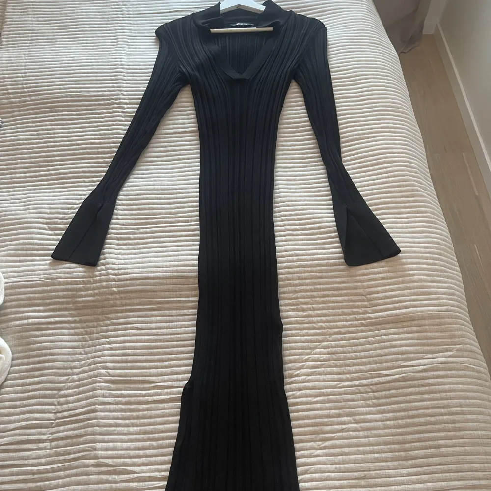 Lång klänning svart med slits på armarna, inte använd, stretchigt material . Klänningar.