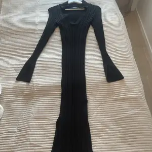 Lång klänning svart med slits på armarna, inte använd, stretchigt material 