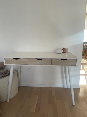 Skrivbord  - Nytt skrivbord med tre lådor, får plats med mycket i , pris kan diskuteras 