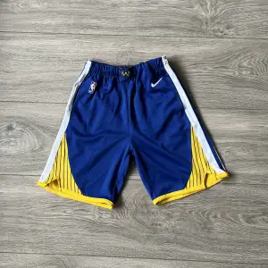 Golden state warriors shorts från Nike. NBA authentic och ett nyvärde på cirka 800kr. Jättefint skick och passar perfekt med deras blåa Jersey. Storlek M, Tyvärr för små för mig annars hade jag lätt behållt dem. 