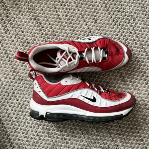 Nike air  - Nike air i storlek 40,5. Riktigt sköna och knappt använda. I väldigt fint skick! Nypris: 2199