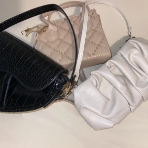 Väskor - Alla bilder fick inte plats så skriv för fler bilder ❤️ Man får alla dessa tillsammans för 50 kr. Man får välja en av dom men vill helst bli av med alla på en gång då dom inte används 💝