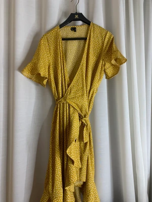 Omlottklänning - Superfin omlottklänning från Vero Moda💛 Strl S men kan lätt anpassas med hjälp av omlotten som kan dras åt/ut. 