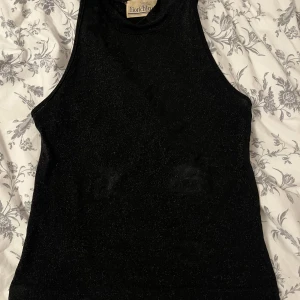 Fest topp - Säljer denna glittriga fest topp köpt secondhand. Storleken på den är okänd men den sitter lite pösigt på mig dom har xs. 