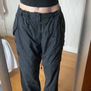 Cargo pants - Svart/grå cargo byxor. Är 164cm och om man har de lågmidjat så passar de precis