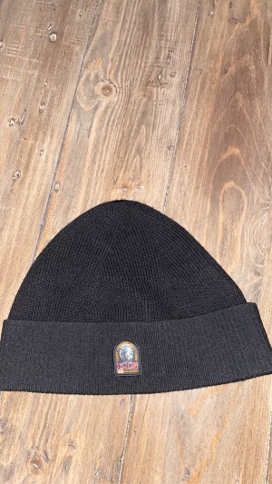 Parajumper mössa - Skick 10/10 använd fåtal gånger Kostar 700kr från butik 