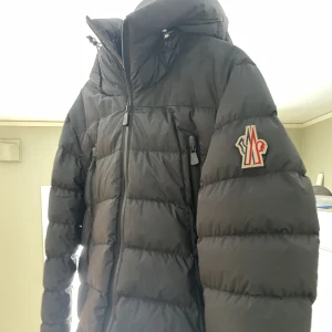 Moncler Jacka strl 5 - Säljer min sjukt snygga Moncler jacka eftersom den tyvärr inte kommer till användning längre. Använd fåtal gånger och är i fint skick. Jackan är köpt i Milano för nypris vilket var 12.000. Kan sänka priset om ett bra bud kommer.
