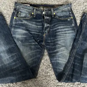 Snygga jeans, storlek står inte och köpte de second hand så vet inte riktigt men skulle säga 36