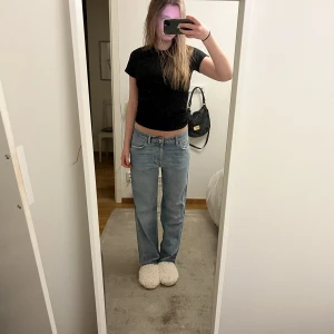 Zara jeans - Jeans ifrån zara i modellen ”Luna”.    !!Aldrig använda och helt slutsålda!! Storlek 36 i en ljusblå färg. 