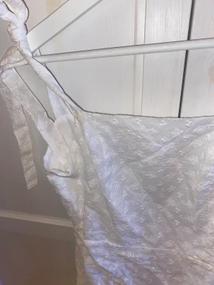 Vit sommarklänning - Vit sommarklänning. Ganska tunt tyg man ser liksom lite igenom.