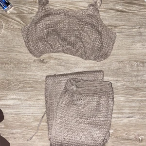 Beige brunt set  - Beige brunt set. I stickat men runt material perfekt till stranden:) med slits på baksidan