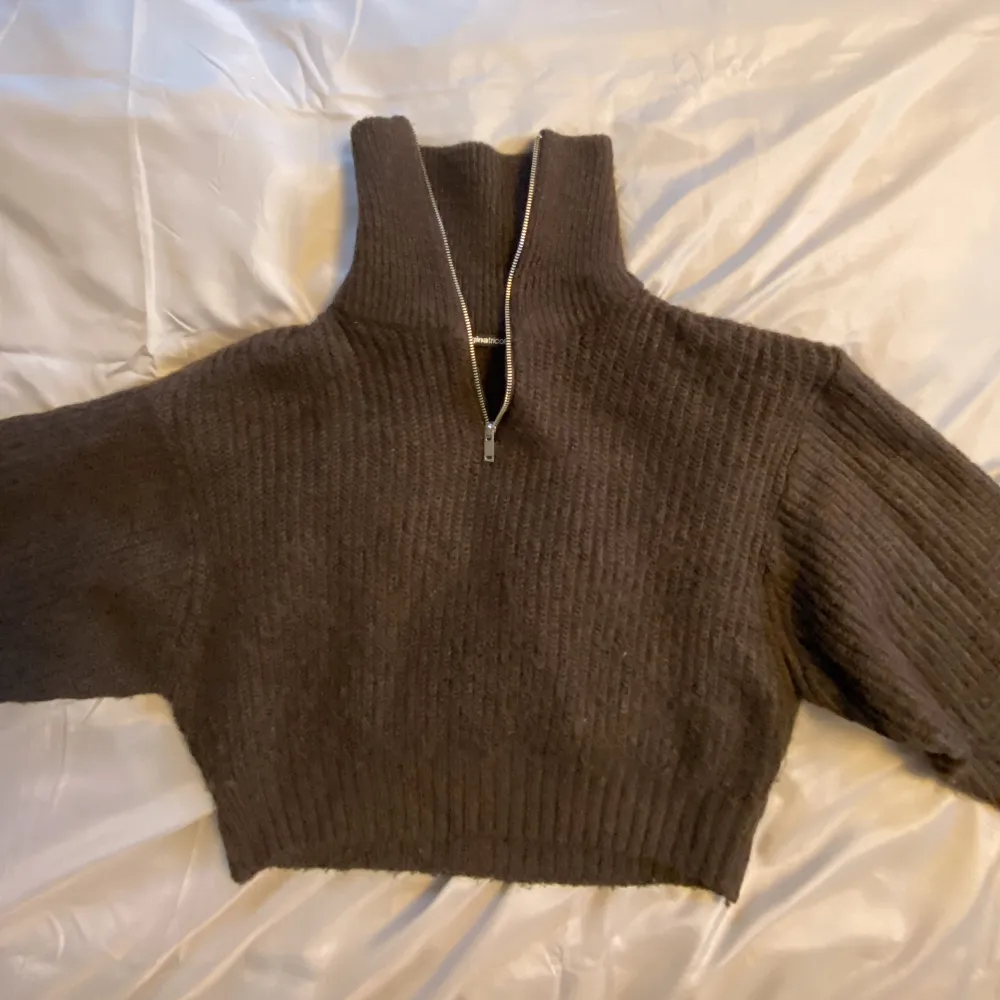 Brun stickad tröja från Gina tricot. Den är lite kortare i modellen. . Stickat.