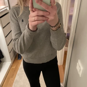 Ralph lauren långärmad - Tryck gärna på köp nu! Säljer min söta Ralph Lauren topp i grå! 💞Väldigt simpel och går att ha till allt! I storlek M(12 år) så sitter som xs/s. Pris går att diskutera!