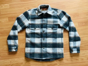 Rutig Overshirt/Vårjacka - Rutig overshirt i ullblandning i vitt/grått/brunt från Selected Homme. Size S, regular fit. Använd 1 gång så i princip nyskick. Ordinarie pris 1100 kr. Har två framfickor + en innerficka. Frågor? skicka DM. Kan även skicka mått vid intresse.