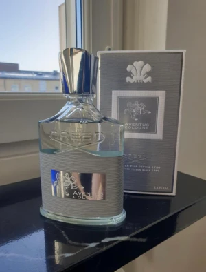 Creed Aventus Cologne 100ml Nypris 2935:- Parfym - Creed Aventus Cologne 100ml Eau De Parfum. ﻿Underbar doft som är en fräschare variant av Creed Aventus. Full flaska, se bild. ﻿Inköpt 2023 från Gents. ﻿Nypris 2935:- Avhämtning i kärda, kan även postas via Postnord för 70 kronor (Spårbart & försäkrat)