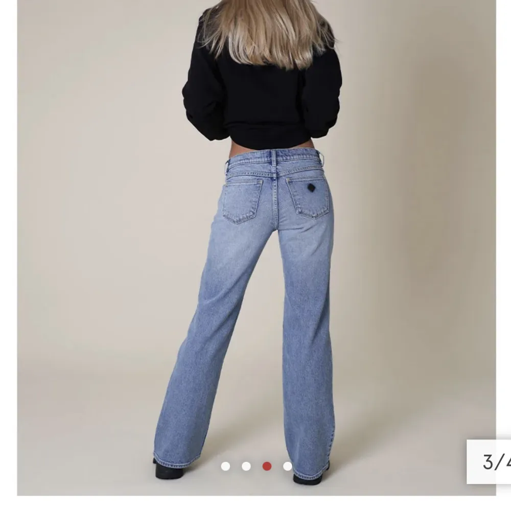 Säljer mina abrand jeans som endast är använda en gång! Storlek: 29  Nypris: 1329kr  Mitt pris: 600kr Säljer på grund av att de va aningen förstora för mig. . Jeans & Byxor.