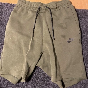 Shorts  - Säljer Nike thech shorts, jag har inte använt dom alls mycket men en fläck som jag tror e en fett fläck, annars jätte fint skick 