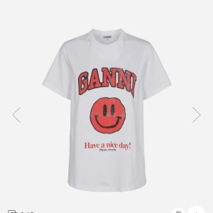 Ganni T-shirt - Säljer denna snygga ganni t-shirt då jag inte använder den längre!  Bra skick, kom privat vid intresse ❤️