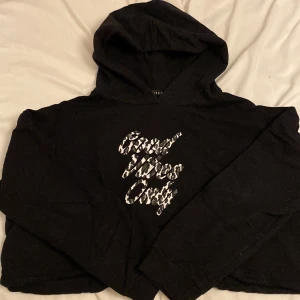 Kort hoodie med snöre  - Kort svart hoddie från NA-KD. Har snöre längst ner så det går att dra åt hoddien hur långt man vill.