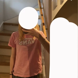 Rosa Vans t-shirt - En rosa vans t-shirt i storlek 10-12 years. Inga tecken på användning. Pris kan diskuteras.