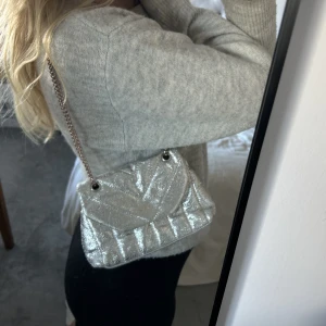 glittrig väska - glittrig väska som går och ha på två olika sätt. Tror den är från bershka eller pull and bear🥰🥰
