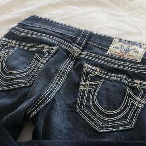 Jag säljer mina true religion jeans, för att de inte kommer till användning och är för små🫶🏼Skriv för fler bilder eller har frågor! Frakt tillkommer❤️350+frakt  Buda!! Har lagt upp en exakt likadan annons till för att vinnaren i denna annons var oseriös❤️