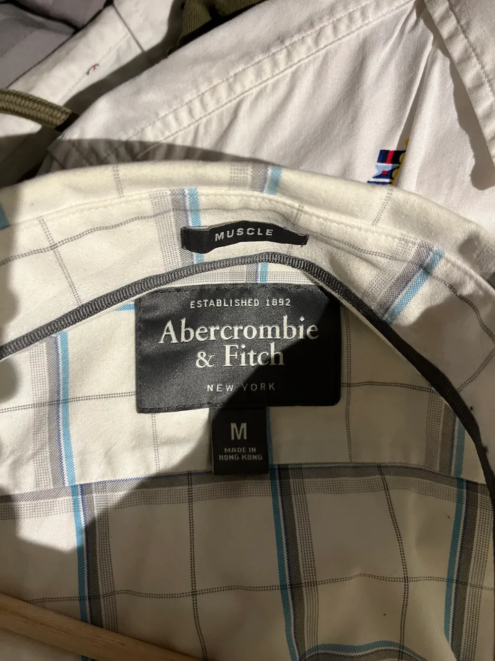 Rutig skjorta från Abercrombie & Fitch i storlek M. Linjerna som gör rutorna är ljusblå och grå.. Skjortor.