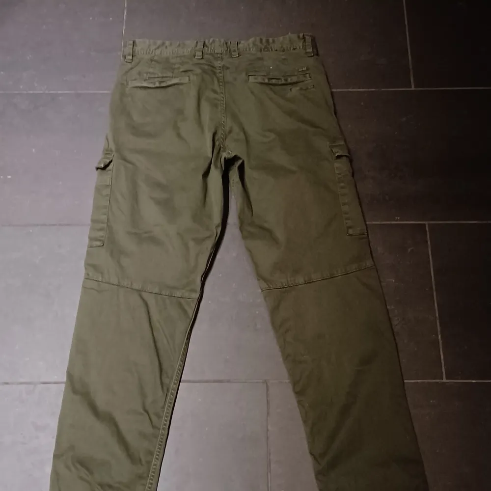 Militär gröna cargos från Hugo boss. Knappast använda då jag personligen inte gillar dem. Fick dom som en gåva. Tapered fit alltså ganska skinny.. Jeans & Byxor.