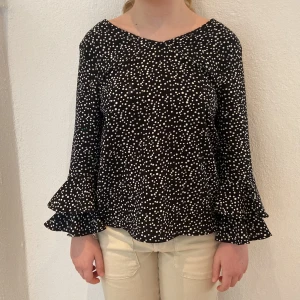 Blus -  Storlek: 146 cm Den är nästan ny. 