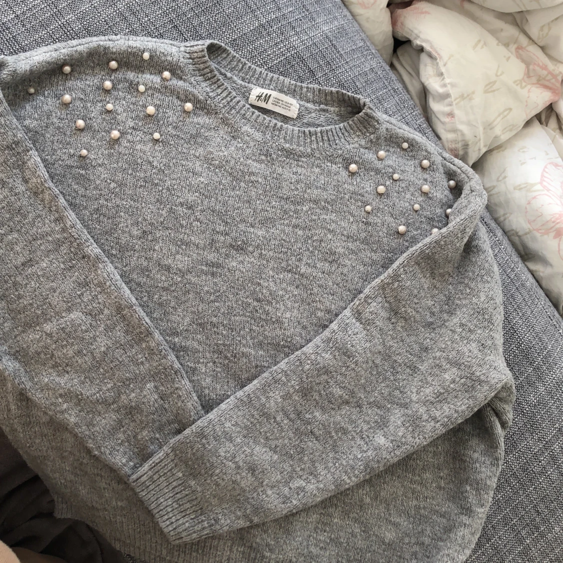 Stickad tröja med pärlor