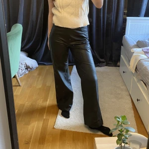 Skinnbyxor från Vero Moda - Såå snygga skinnbyxor, i storlek S/längd 32! 