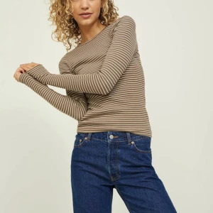 Randig tröja  - Jättefin randig tröja. Använd 2-3 gånger. Säljer den för att jag använder den aldrig