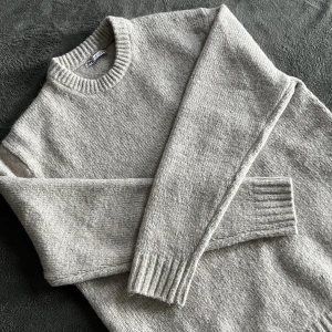 stickad tröja - skit snygg stickad tröja från zara, använd 1 gång på julafton så nyskick. beige/grå färg  storlek medium :)