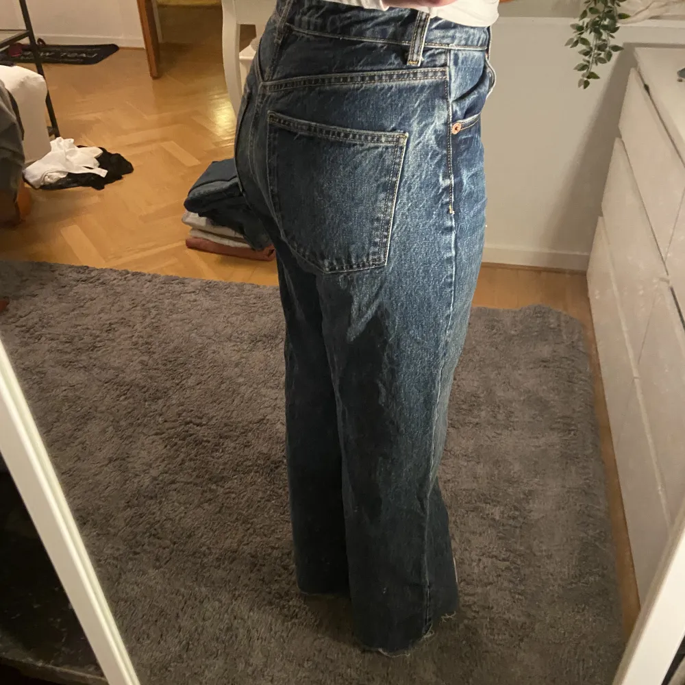 Vida jeans från Zara i storlek 38. Knappt använda och i väldigt bra skick. . Jeans & Byxor.