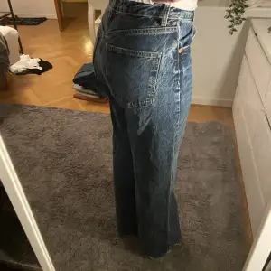 Vida jeans från Zara i storlek 38. Knappt använda och i väldigt bra skick. 